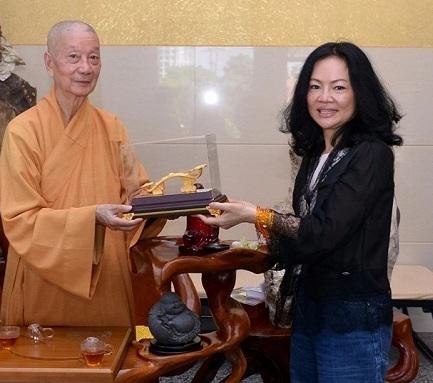 Hình ảnh hiếm hoi của bà Nguyễn Thị Thanh Thủy trong một lần làm từ thiện