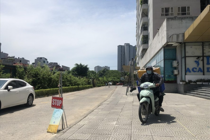 Do đường bị chặn nên người dân leo lên vỉa hè để đi. Ảnh Cao Nguyên.