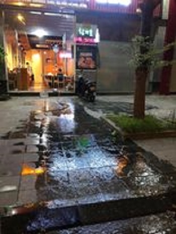 Nước từ tầng hầm nhà ông A được bơm lên vỉa hè.
