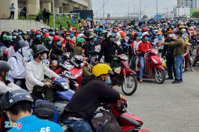 Nhiều người đổ về cửa ngõ thành phố để về quê sau khi biết tin TP.HCM sẽ giãn cách thêm một tháng. Ảnh: Chí Hùng.