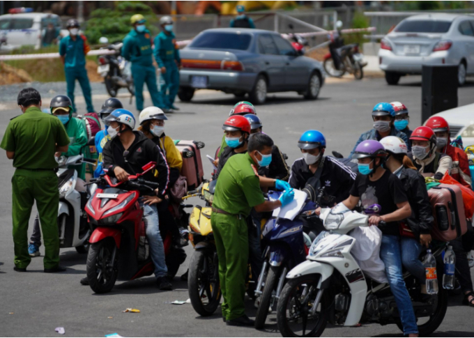 Lực lượng công an giải thích cho người dân và đề nghị họ quay về nơi cư trú. Ảnh: Chí Hùng.
