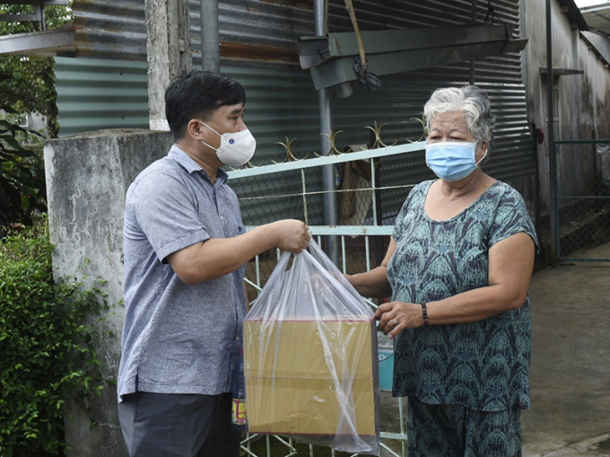 Lãnh đạo Thành ủy Long Khánh (Đồng Nai) tặng quà cho người dân vùng đồng bào dân tộc thiểu số ở phường Xuân Lập.