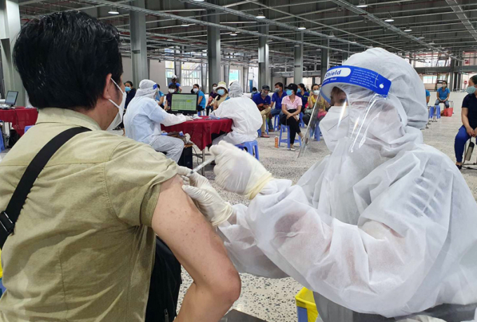 Trung tâm y tế huyện Vĩnh Cửu tiêm vắc xin phòng COVID-19 cho công nhân Công ty TNHH ChangShin Việt Nam.