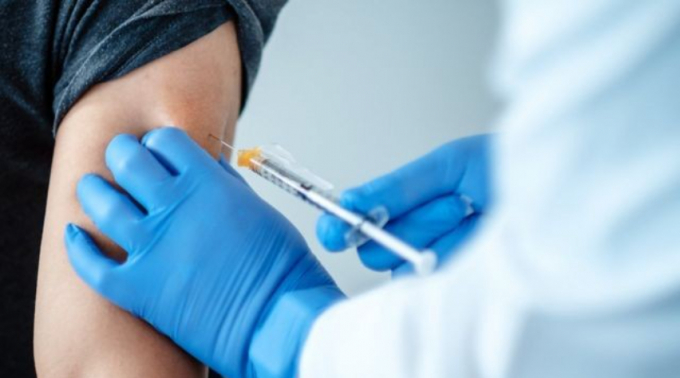 Làm mất giấy xác nhận hoặc chưa được chứng nhân tiêm vaccine lần 1, người dân vẫn được tiêm lần 2. Ảnh: Bộ Y tế.