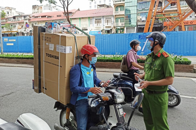 Hiện, các thiết bị điện tử, điện lạnh đều khó giao hàng ở TP.HCM vì không thuộc danh mục hàng thiết yếu. Ảnh: A.H.