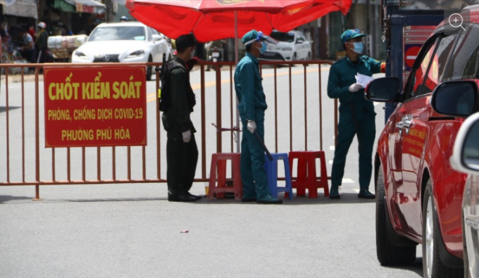 Cơ quan chức năng kiểm tra chặt chẽ việc lưu thông của người dân trong thời gian thực hiện Chỉ thị 16 ở Bình Dương. Ảnh: Đình Trọng