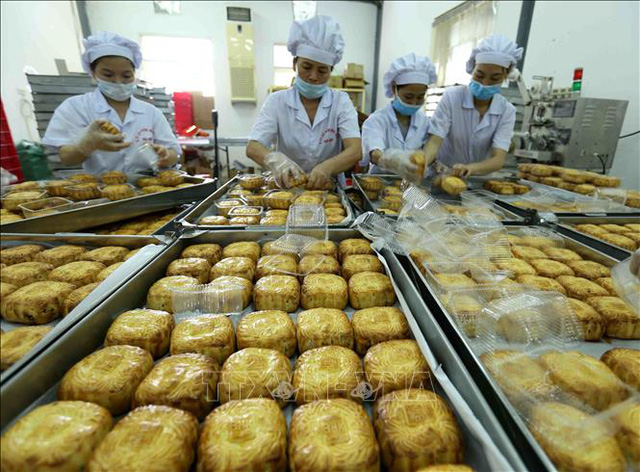 Đóng gói sản phẩm bánh Trung thu (Ảnh: TTXVN)