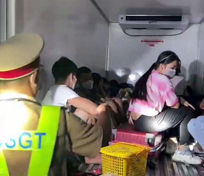 CSGT phát hiện 15 người trong thùng xe
