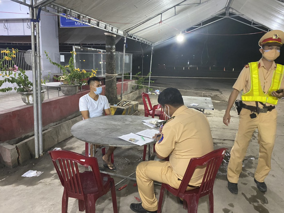 CSGT làm việc với lái xe đông lạnh