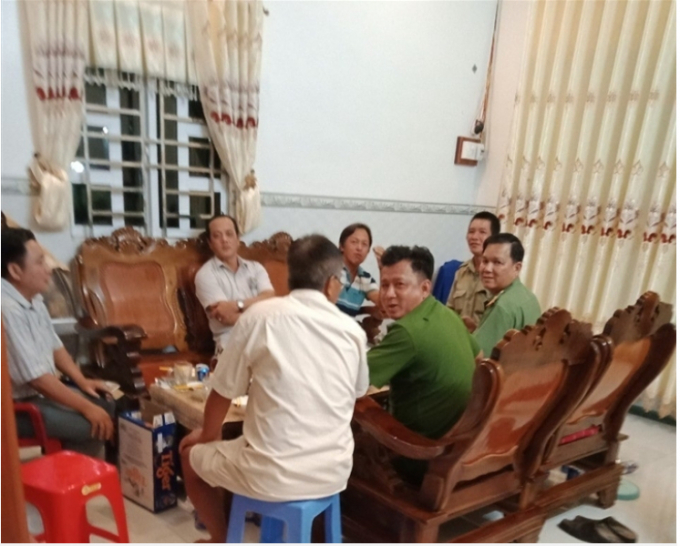 Các cán bộ tụ tập ăn uống tại nhà dân.
