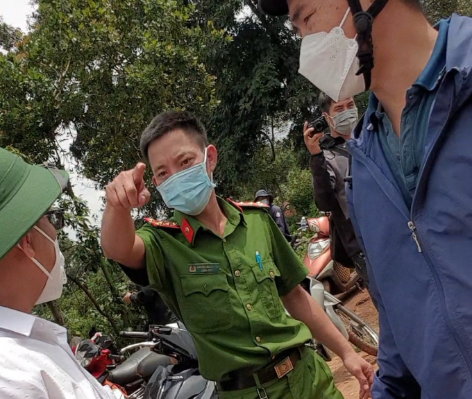 Ông N.T.N., chiến sỹ Công an thành phố Buôn Ma Thuột chỉ tay đe dọa, ‘đuổi’ Phóng viên ra khỏi khu vực hiện trường.