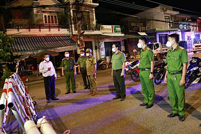 Ông Phạm Trọng Nhân, Chủ tịch thị xã La Gi (áo trắng) tại một chốt kiểm soát COVID-19 thị xã La Gi. Ảnh: PN