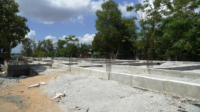 Nhiều phòng học cũ bị phá bỏ để giải phóng mặt bằng xây dựng công trình dang dở này