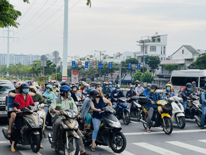 Nhiều đơn xin cấp giấy đi đường của người dân bị trả lại vì không đúng yêu cầu. Ảnh: ĐÀO TRANG