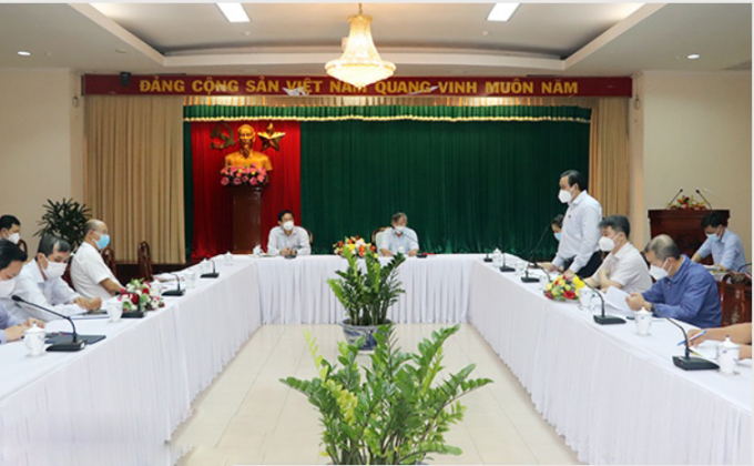 Chủ tịch UBND tỉnh Cao Tiến Dũng và Phó chủ tịch UBND tỉnh Võ Văn Phi tham gia cuộc họp