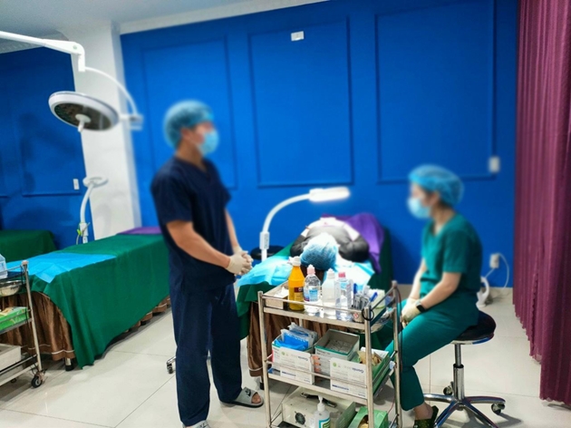 Thẩm mỹ viện 108 Hà Nội (TP Đà Nẵng) bị bắt quả tang phẫu thuật thẩm mỹ trái phép. (ảnh: CA cung cấp)