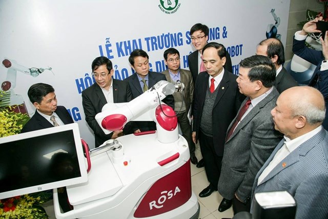 Hệ thống Robot Rosa tại Bệnh viện Bạch Mai.