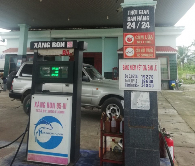 Trước lúc tăng giá vào chiều 11-2, xăng tại Cửa hàng xăng dầu số 24 còn nhưng nhiều người dân địa phương không mua được