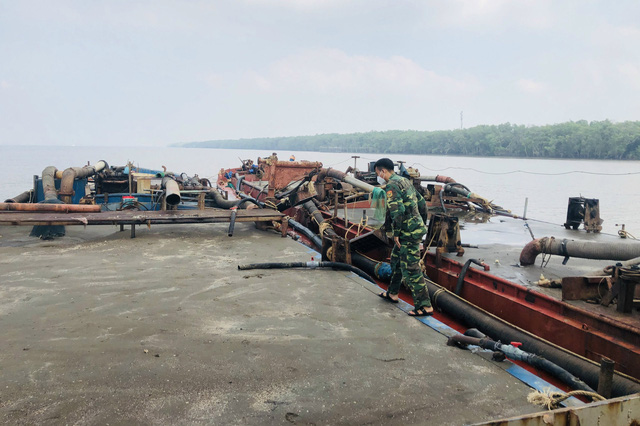 Lực lượng Biên phòng Đồn Biên phòng Long Hòa đang kiểm tra phương tiện bị bắt giữ
