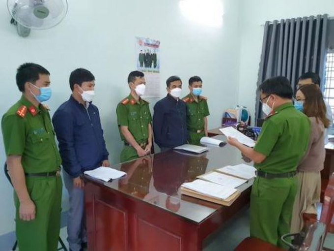 Cơ quan điều tra công bố lệnh bắt 2 bị can. Ảnh: Công an Kon Tum.