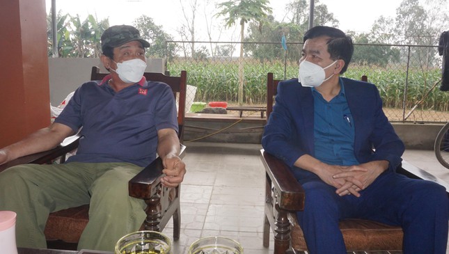 Chủ tịch xã Nghi Ân Chu Văn Mai vận động người dân hiến đất làm đường.