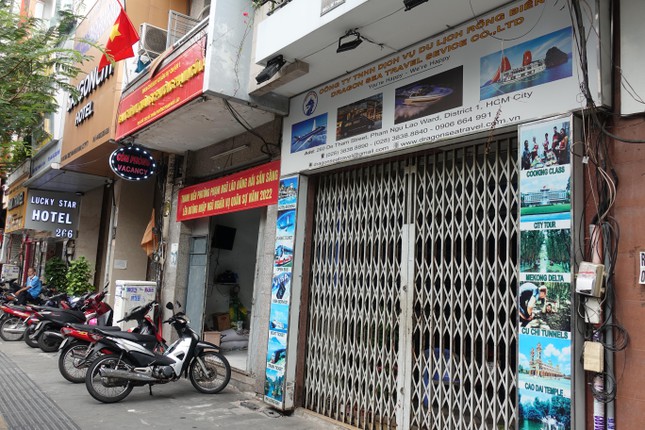 Theo ghi nhận của PV, có một loạt đơn vị tổ chức du lịch, lữ hành phục vụ du khách nước ngoài trên đường Đề Thám, Phạm Ngũ Lão (Quận 1) vẫn đang