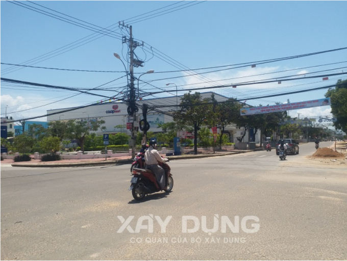 Dự án đầu tư xây dựng Siêu thị Co.opmart Kon Tum tọa lạc tại vị trí đắc địa 3 mặt tiền thuộc đường: Bà Triệu - Lê Hồng Phong - Đoàn Thị Điểm, thành phố Kon Tum.