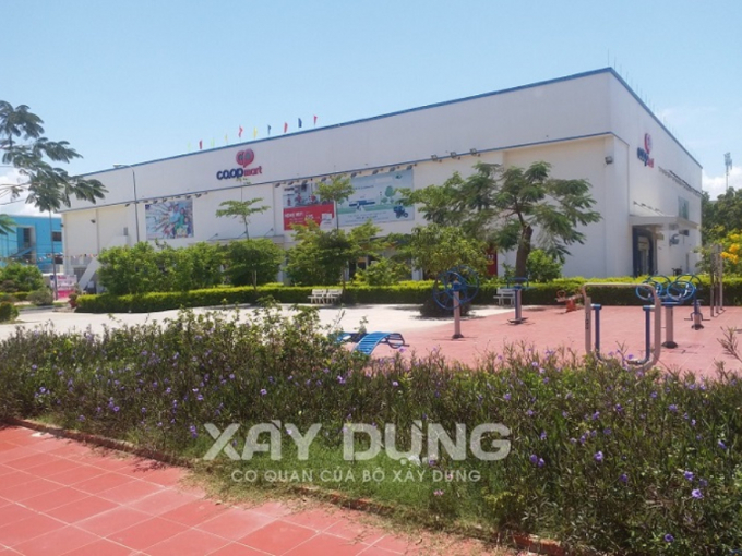 Dự án đầu tư xây dựng Siêu thị Co.opmart Kon Tum do Liên hiệp Hợp tác xã Thương mại Thành phố Hồ Chí Minh làm chủ đầu tư.