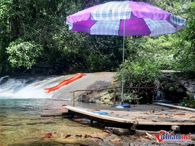 UBND huyện Quảng Ninh yêu cầu các đơn vị liên quan phải tổ chức tháo dỡ các hạng mục lắp đặt trái phép trước ngày 22/5. (Ảnh: Thanh Hà - ảnh chụp ngày 18/5)