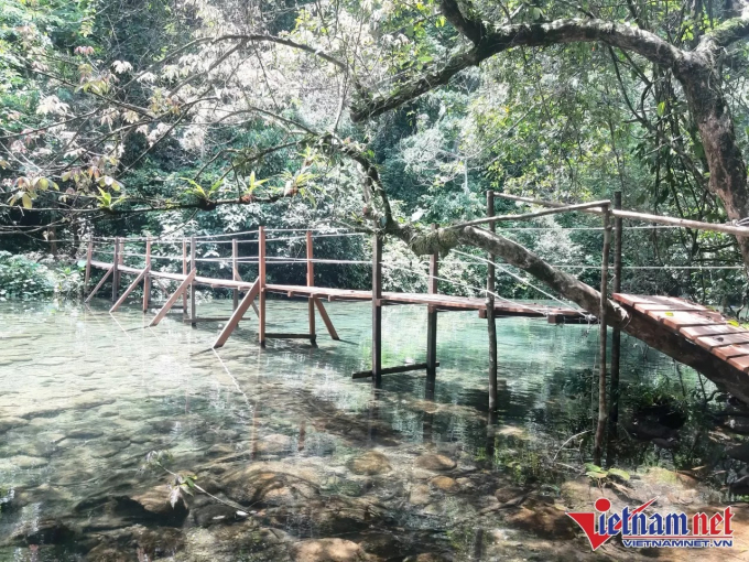 Những con đường gỗ đi lại làm thay đổi hiện trạng và tác động vào dòng chảy của suối Chà Cùng. (Ảnh: Thanh Hà - ảnh chụp ngày 18/5)