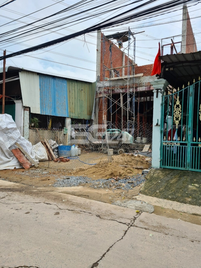 thửa 47 tờ bản đồ 52 có diện tích 135m2 thuộc quy hoạch đất khu vui chơi, giải trí công cộng theo quyết định công bố quy hoạch số 89/QĐ-UBND ngày 11/01/2022 của UBND tỉnh Đồng Nai. Tuy việc xây dựng công trình nhà ở tại thửa đất này không phù hợp với quy hoạch nhưng đã có nhiều căn nhà được đưa vào sử dụng và hiện có 1 căn nhà đang trong quá trình xây dựng phần thô của lầu 2 theo theo thiết kế 1 trệt 1 lầu.