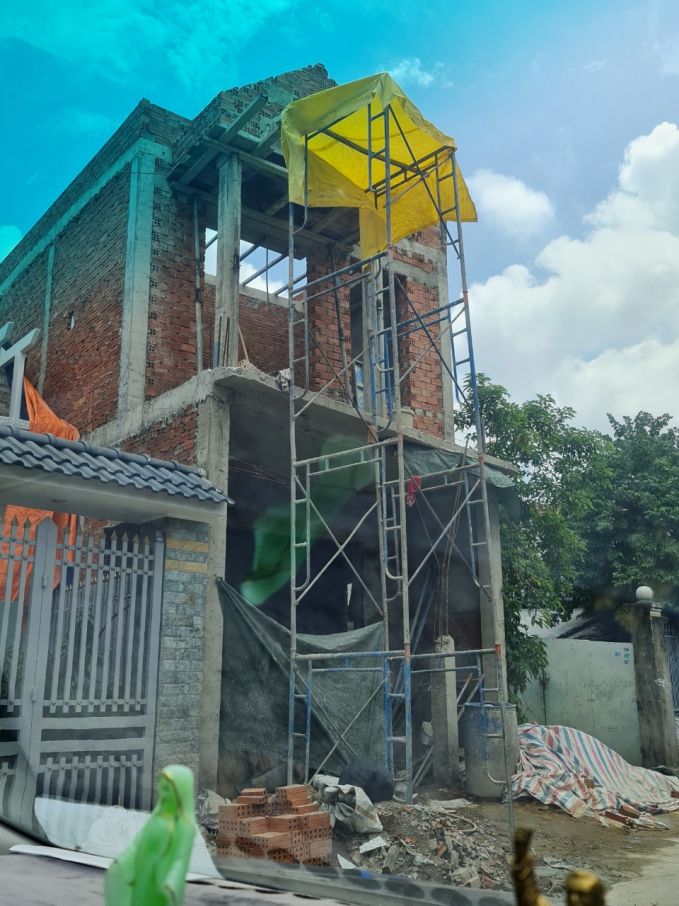 Tờ 112 thửa 91 diện tích 241,2m2, tờ 112 thửa 90 diện tích 466,8m2 cũng đang được chủ sử dụng đất xây dựng công trình kiên cố theo lối 1 trệt 1 lầu và đang trong quá trình hoàn thiện