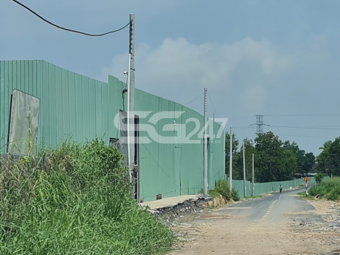 tờ 8 thửa 9 có diện tích 2.433,9m2 đất rừng sản xuất đã được quy hoạch đất khu vui chơi giải trí và đất giao thông nhưng đã xuất hiện nhà xưởng