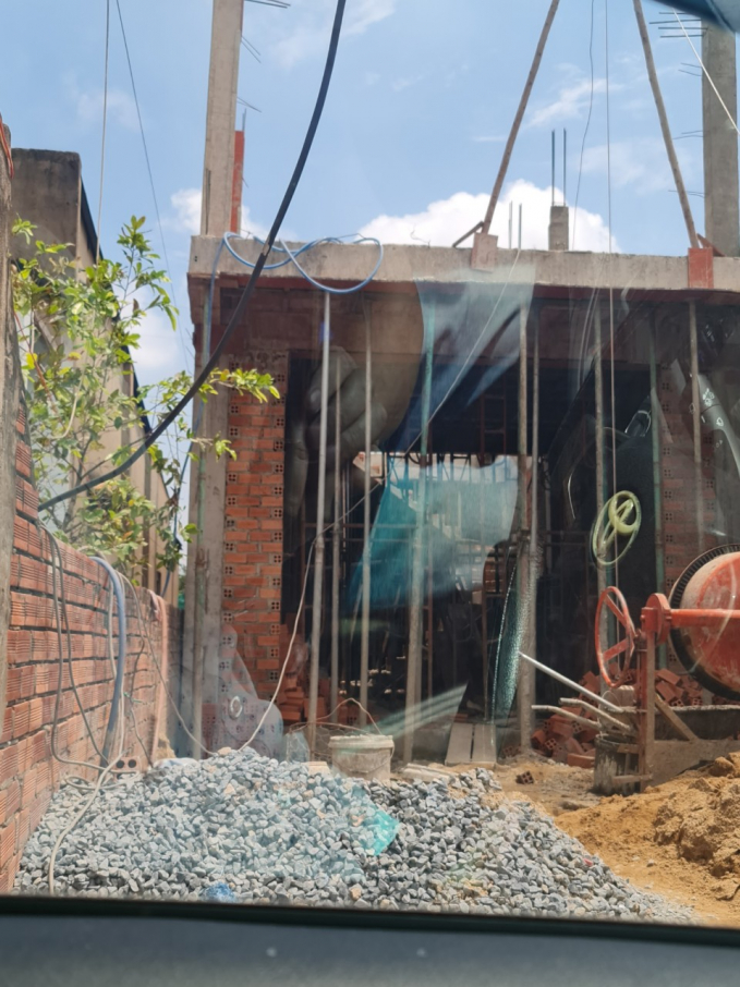 Tờ 113 thửa 67 diện tích 228,4m2 trên đất đang được gấp rút xây dựng công trình đã xong tầng trệt và tiếp tục lên lầu