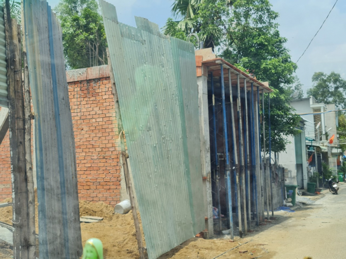 ngôi nhà 1 trệt 1 lầu đang dần hoàn thiện trên thửa 225