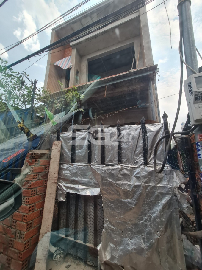 ngôi nhà 1 trệt 1 lầu đang dần hoàn thiện trên thửa 242