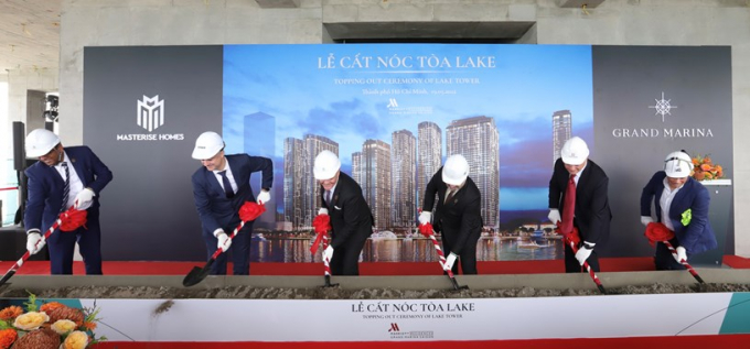 Đại diện Masterise Homes và các đối tác tiến hành nghi thức cất nóc tòa nhà Lake
