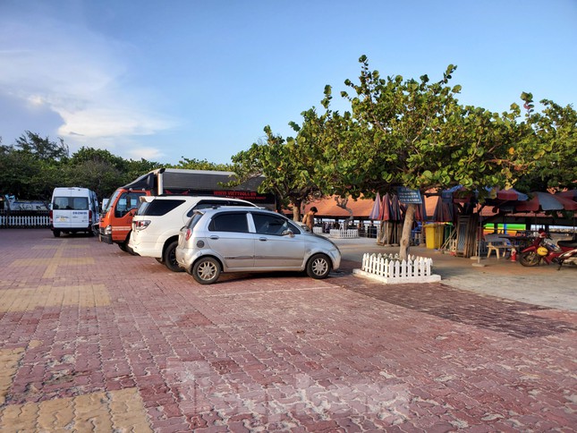 Các doanh nghiệp thứ phát và đơn vị liên doanh, cổ phần hóa từ các doanh nghiệp thứ phát còn đầu tư xây dựng trái phép, không phép nhưng chưa được cơ quan có thẩm quyền kiểm tra, xử lý. Trong đó, có 3 trường hợp đã được UBND TP.Vũng Tàu xử phạt vi phạm hành chính, gồm Công ty CP du lịch tỉnh Bà Rịa-Vũng Tàu, Công ty CP du lịch Nghinh Phong, Công ty CP khách sạn du lịch Tháng Mười.