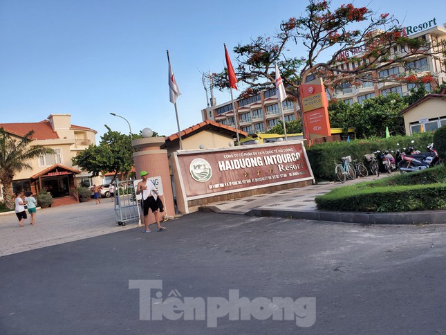 Liên quan tới 28 ha đất này, UBND TP.Vũng Tàu đã nhiều lần làm việc với 9 doanh nghiệp kinh doanh dịch vụ du lịch ở Bãi Sau, yêu cầu trả lại mặt bằng để làm sạch bãi tắm này. Sau đó, TP.Vũng Tàu sẽ bàn giao khu đất cho Trung tâm phát triển quỹ đất tỉnh Bà Rịa-Vũng Tàu lên phương án tổ chức đấu giá.