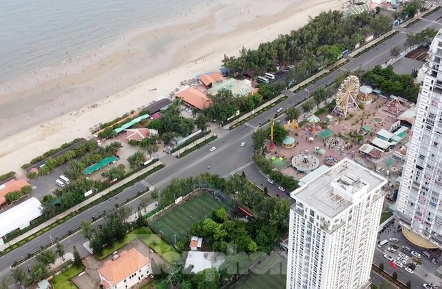 Cụ thể, năm 1996, Công ty Đầu tư xây lắp tỉnh Bà Rịa-Vũng Tàu, lúc đó là doanh nghiệp thuộc Sở Xây dựng tỉnh Bà Rịa-Vũng Tàu (nay là Công ty CP Bất động sản và Đầu tư VRC) được UBND tỉnh Bà Rịa-Vũng Tàu giao 3.000m2 bờ biển để đầu tư cải tạo, nâng cấp xây dựng bãi tắm Thùy Vân hết hơn 122 tỷ đồng.