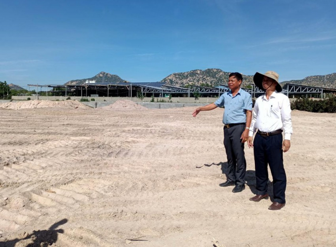 Ông Nguyễn Văn Quế (áo trắng), Giám đốc Sở TN&MT tỉnh Ninh Thuận đi kiểm tra hiện trạng tại KCN Phước Nam. Ảnh: HH.