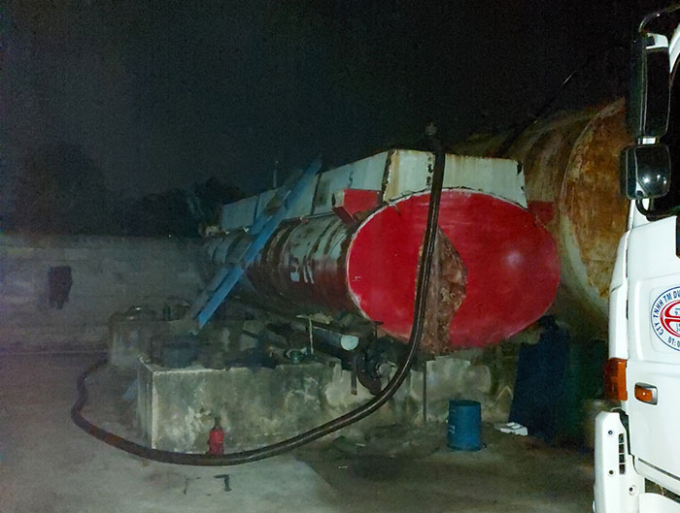 Hệ thống bồn chứa xăng cùng hệ thống máy bơm công suất lớn để tích trữ, nhập, xuất xăng dầu.