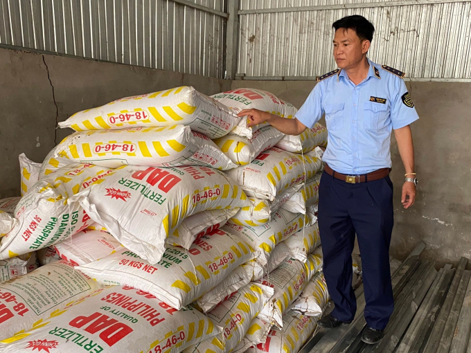 Cơ quan chức năng kiểm tra, xử lý một vụ sản xuất kinh doanh phân bón giả ĐINH ĐANG