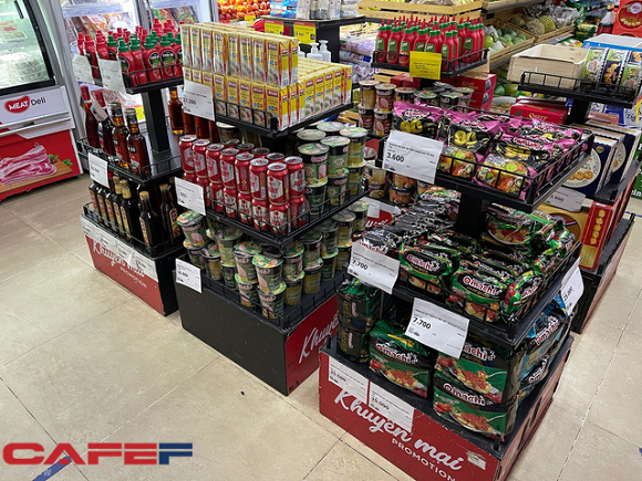 Vì Vinmart là sân nhà của Masan nên kệ sảnh chính toàn sản phẩm của Omachi