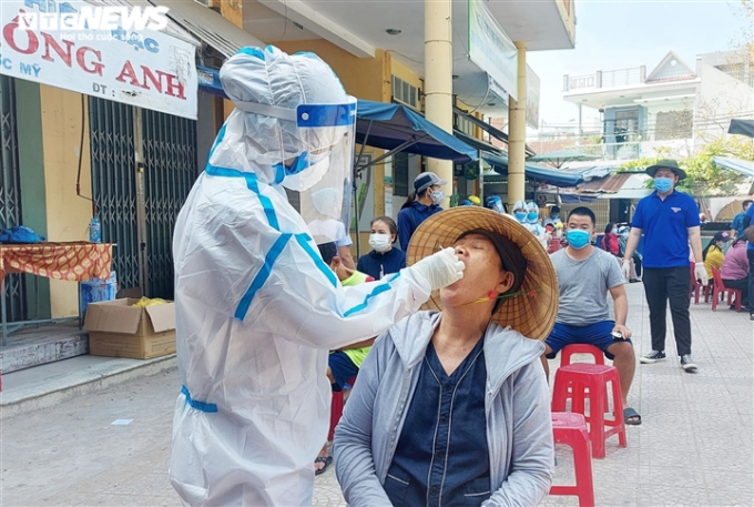 Lấy mẫu xét nghiệm cho người dân trên địa bàn quận Sơn Trà, Đà Nẵng.