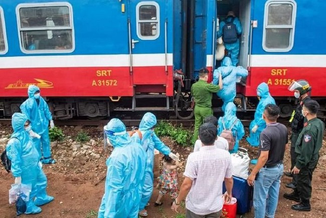 Lực lượng chức năng TP Long Khánh phối hợp với lực lượng chức năng tỉnh Quảng Trị tổ chức đưa những người dân có nhu cầu về an toàn. Ảnh: VH.