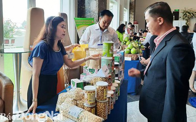 Giới thiệu sản phẩm của HTX dịch vụ nông nghiệp Trường Phát tại một sự kiện xúc tiến thương mại (ảnh tư liệu)