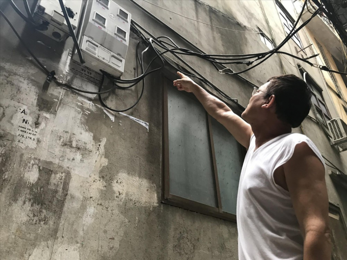Ông Nguyễn Ðắc Hà, ở nhà số 5, ngõ 265 Nguyễn Trãi (Thanh Xuân Trung, Thanh Xuân, Hà Nội) giật mình khi hóa đơn tiền điện tăng gấp đôi trong tháng 6. Ảnh: Bình Phương