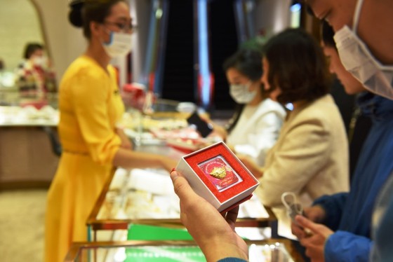 Dù nhà đầu tư vẫn còn e ngại tham gia thị trường nhưng lượng giao dịch mua - bán tại các cửa hàng vẫn ghi nhận sự tăng trưởng so với tháng trước. Ảnh: Doji.vn.