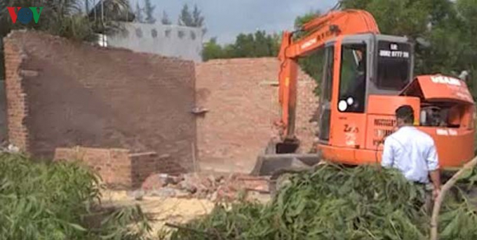 Tháo dỡ 14 trường hợp lấn chiếm đất thuộc Khu Kinh tế Nhơn Hội.